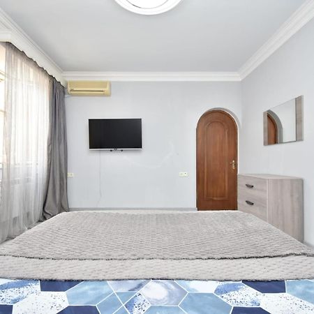 Luxury Spacious Apartment On Saryan Street.Centre エレバン エクステリア 写真